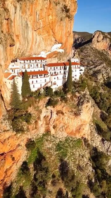 Панагия Сумела это один из старейших православных монастырей в мире.