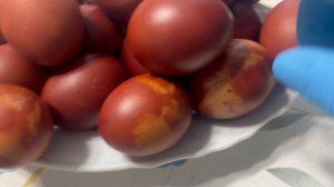 Покрасила яйца.