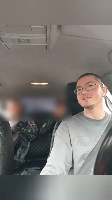 Две пассажирки на веселе хотели вызвать комфорт такси, но промахнулись и вызвали эконом, смотрим.