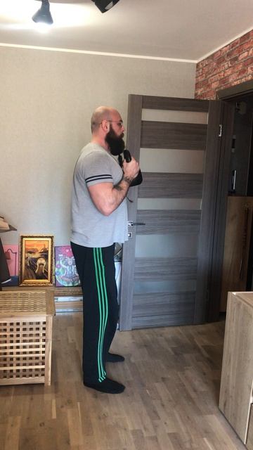 Наклон с отягощением возле груди (Гоблет)