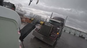 Эвакуация трака в плохих погодных условиях.