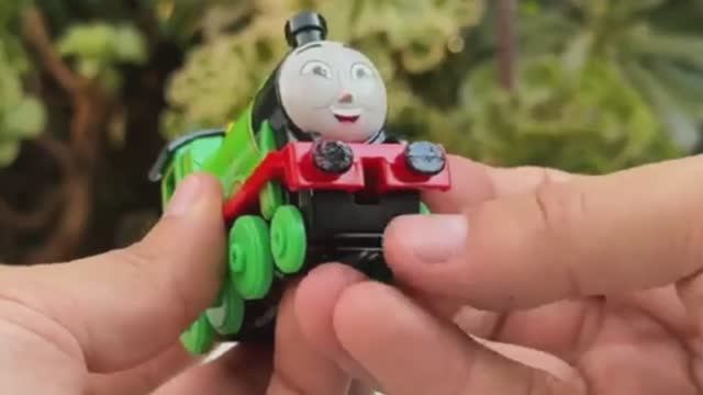 Для детей.  Паровозик Томас и его друзья! Играем паровозиками.