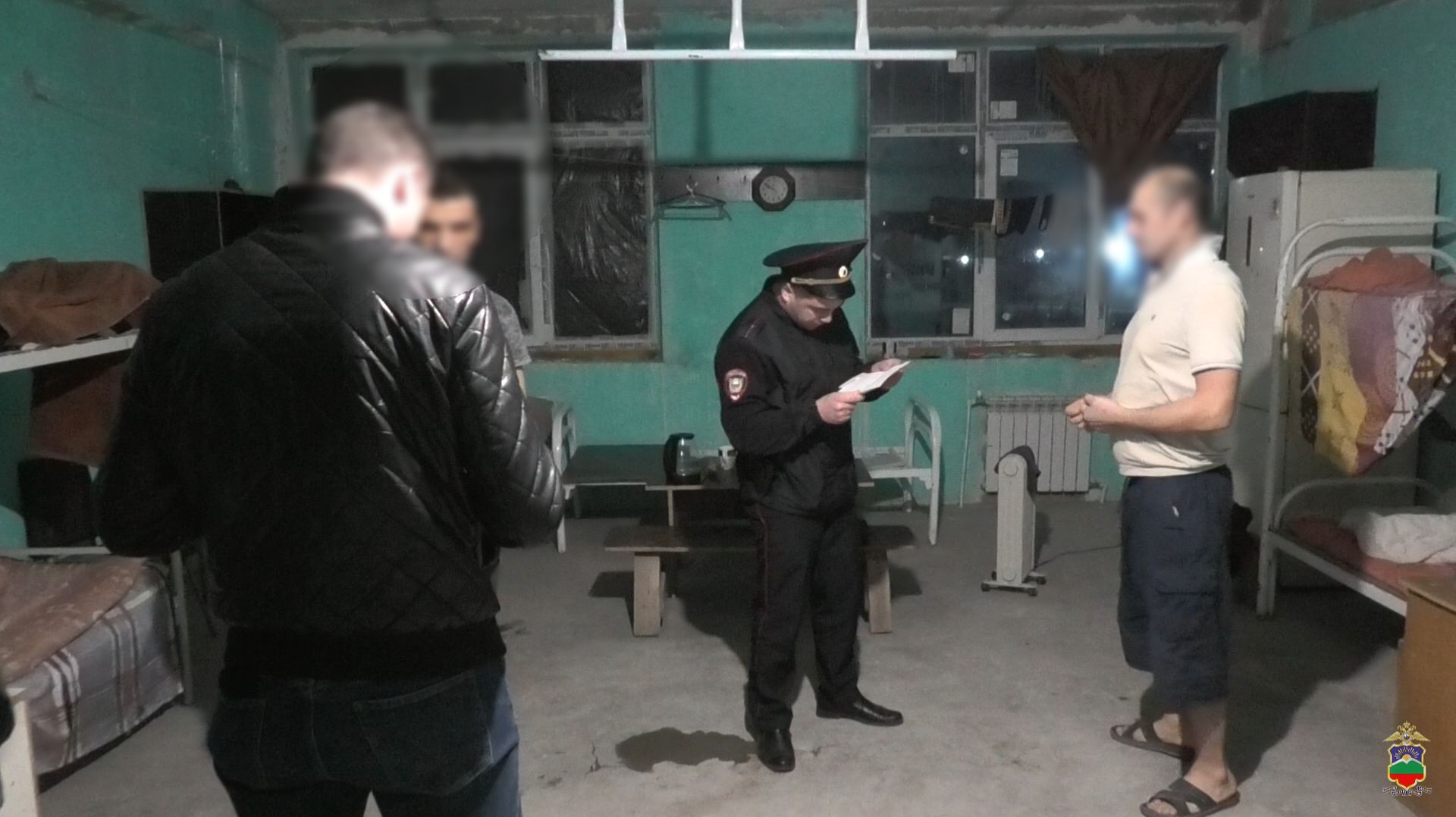 В северной части города Черкесска полицейскими проведена проверка мест проживания трудовых мигрантов смотреть онлайн