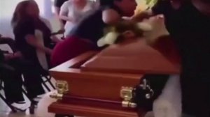 Вдова подралась с любовницей мужа прямо над его гробом в Мексике
