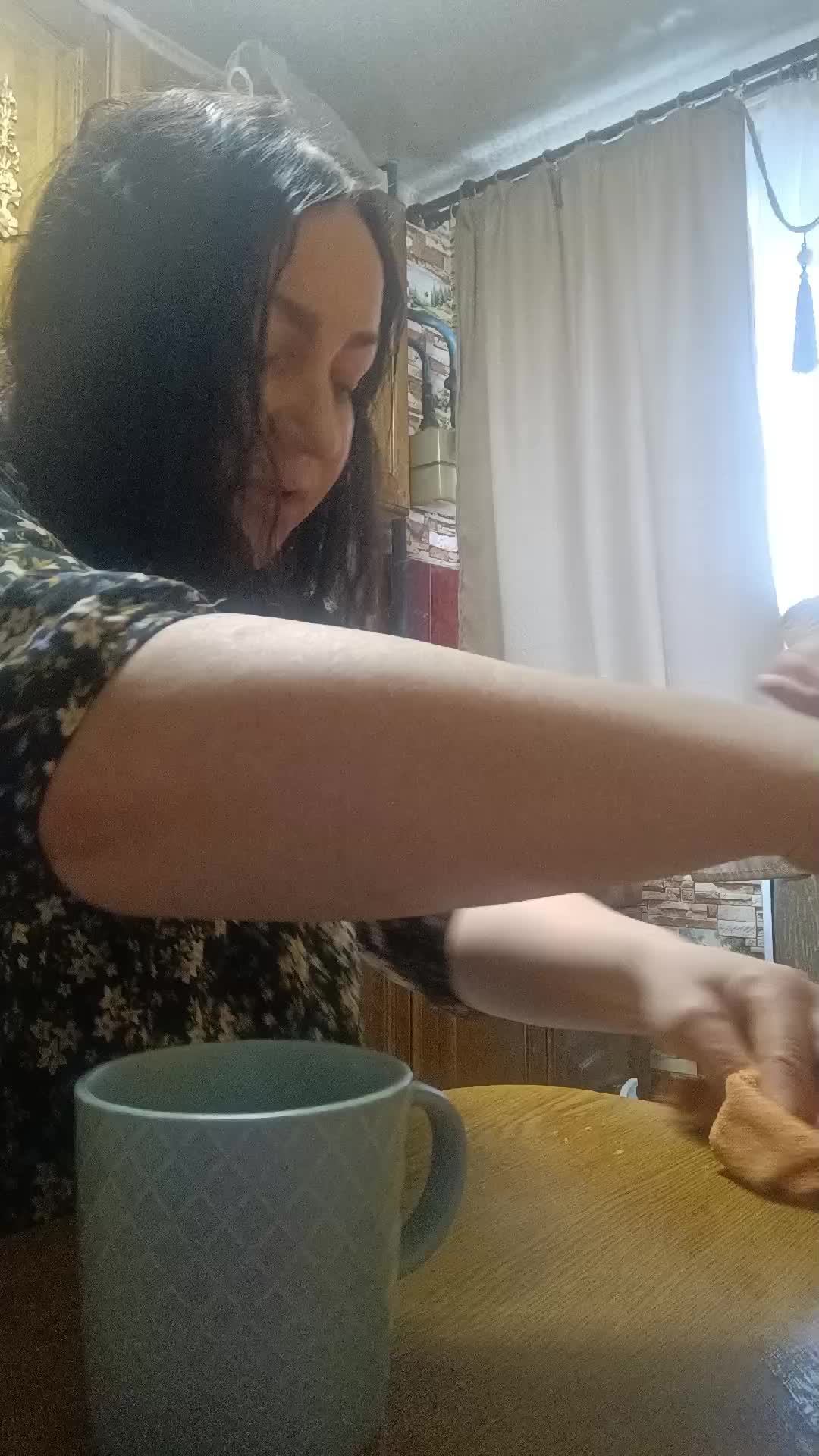 Холодное утро, дождь на улице. Сидим дома