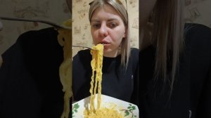 МУКБАНГ / ЛАПША СО ВКУСОМ СЫРА ЧЕДДЕР И МАСКАРПОНЕ