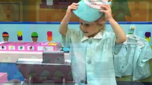 Настя играет в профессии повара и кондитера на детской