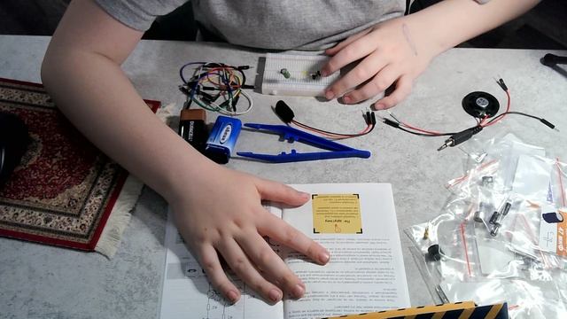 Электронный конструктор "Позитроник" *сборка восемнадцатой и девятнадцатой схемы*