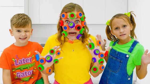 Игрушки застряли на лице у тети