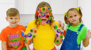 Игрушки застряли на лице у тети