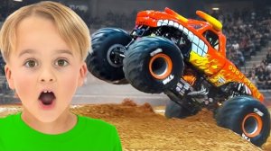 Дети играют с машинками и посещают шоу Monster Jam