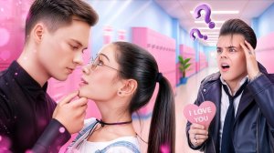 Популярные парни колледжа сражаются за бедную девушку!