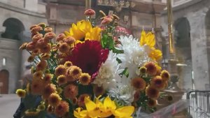 Наши солнечные цветы на Гроб Господень - сразу как только Храм открыли для верующих после отмены ЧП