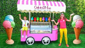 Ники и мама играют в продажу мороженого