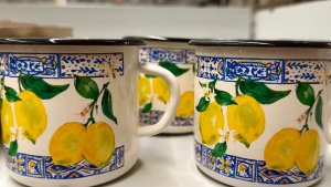 В Светофоре классные завалы посуды! Много новинок для кухни. Красивые тарелки, кружки, кастрюли.