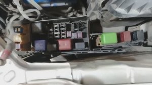 Где находится реле бензонасоса и стартера Toyota Nadia