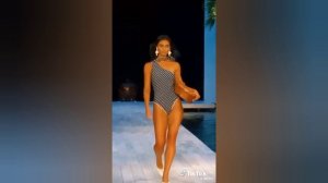 КРАСИВЫЕ ДЕВУШКИ ПОКАЗ МОДНОЙ ОДЕЖДЫ