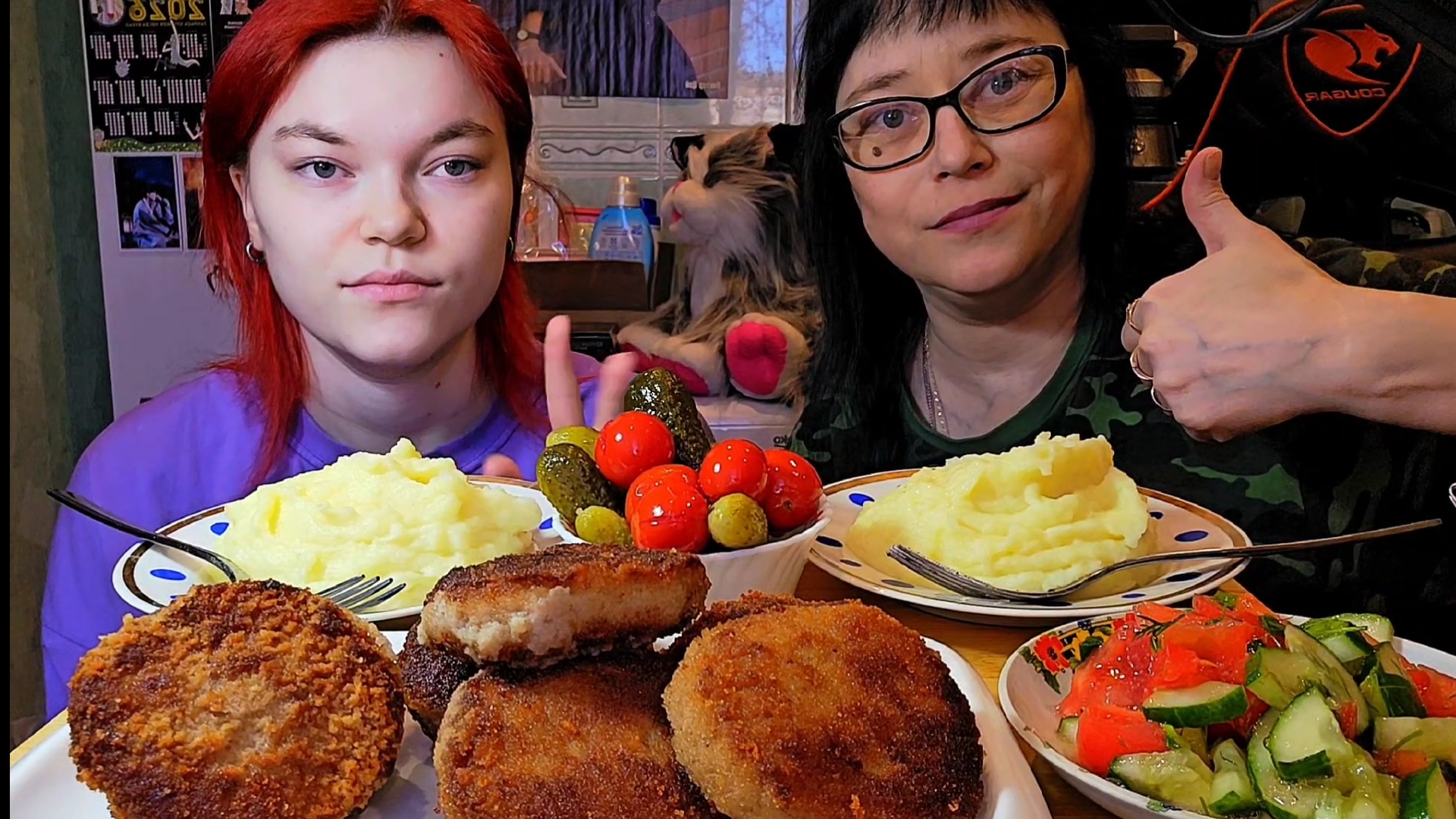 Мукбанг | Пюре с котлетами, Соленья,Салат | Обжор Асмр