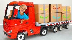 Крис играет и катается на игрушечном грузовике