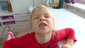 СОФУНЬЯ ШАЛУНЬЯ  - У СОФИИ ВЫПАЛ МОЛОЧНЫЙ ЗУБ.