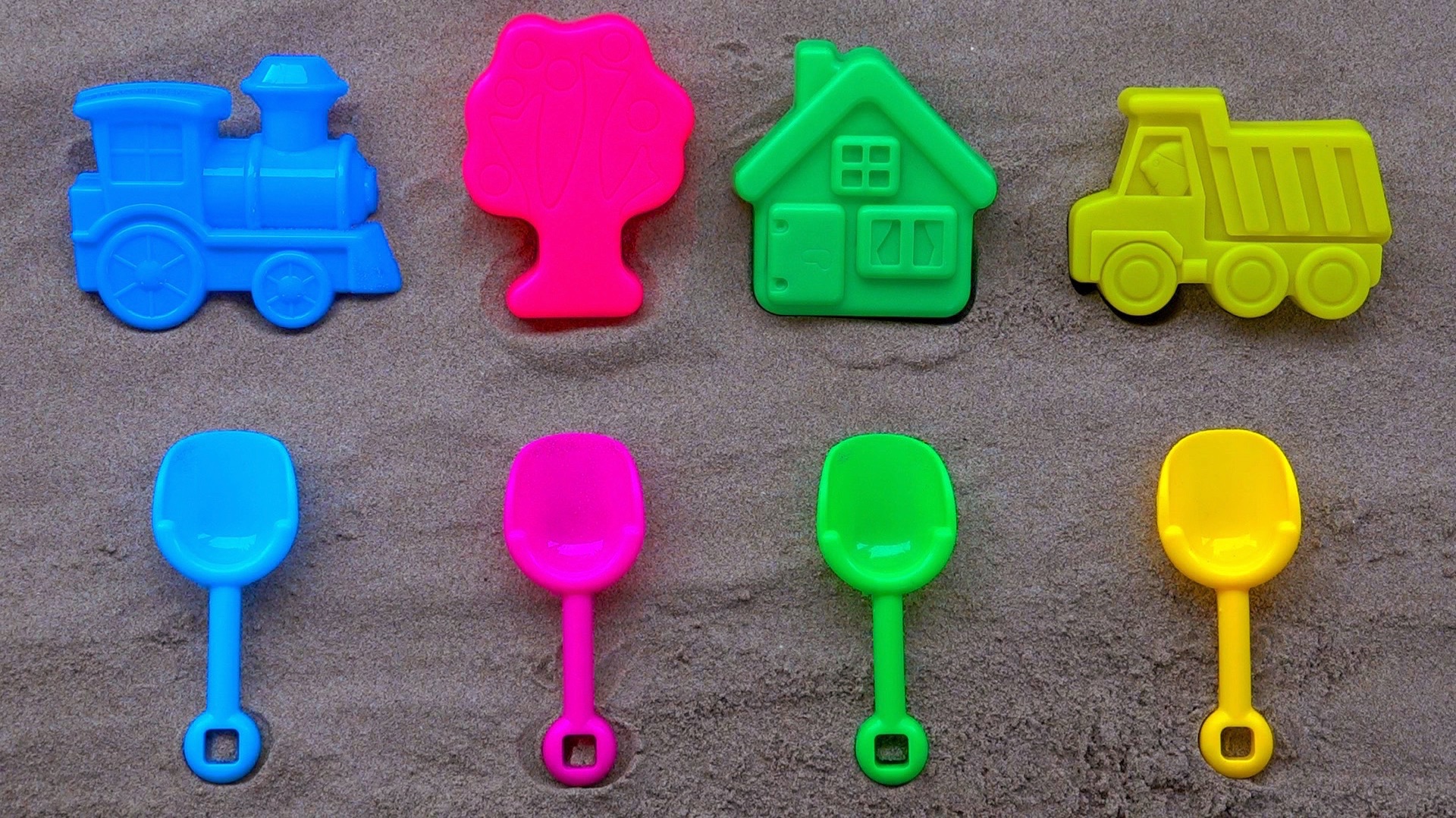 Игрушки Грузовичок Паровозик и Домик  | Мультики для для детей и Песенки для малышей в песочнице