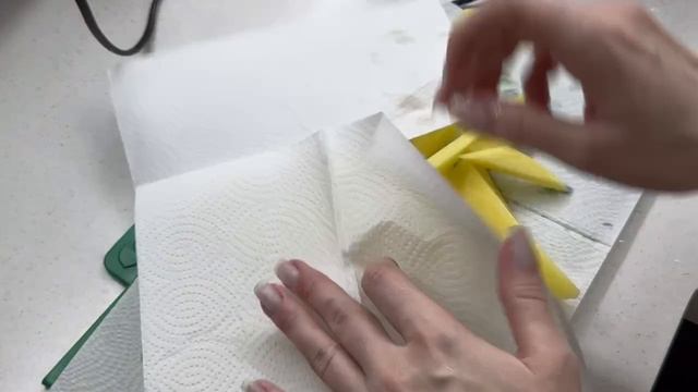 Отжимаем картошку полотенцем от лишней влаги