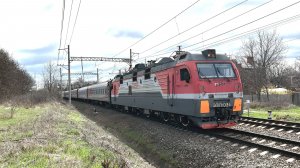 Электровоз ЭП1П-034 с пассажирским поездом.