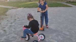 Теона 4 года катается на велосипеде, который её уже мал)