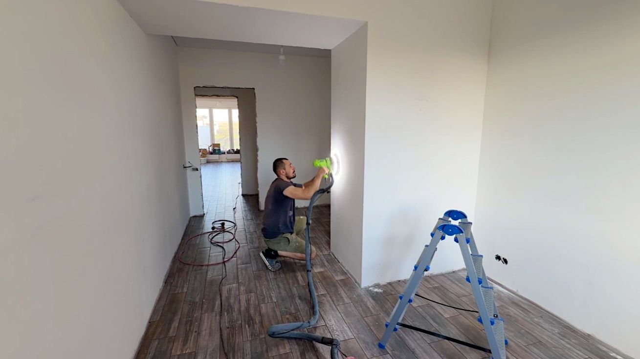 Подготавливаем стены к поклейке обоев. Делаем ремонт своими руками. Строим дом в деревне.