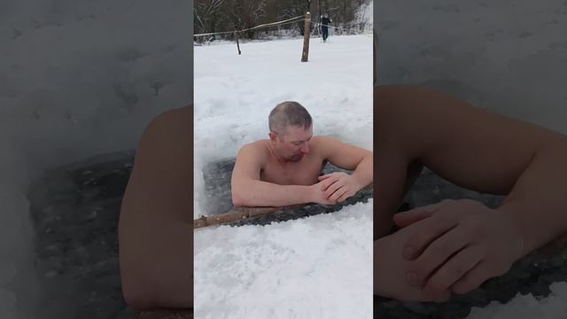 16 января 2026 закаляюсь в проруби на чугунке в сильный ветер