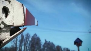 Снимай наушники и капюшон вблизи железной дороги