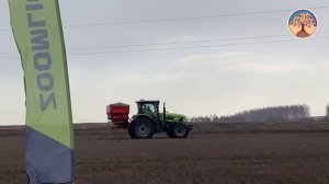 Трактор Зумлион PG2004 с разбрасывателем минеральных удобрений