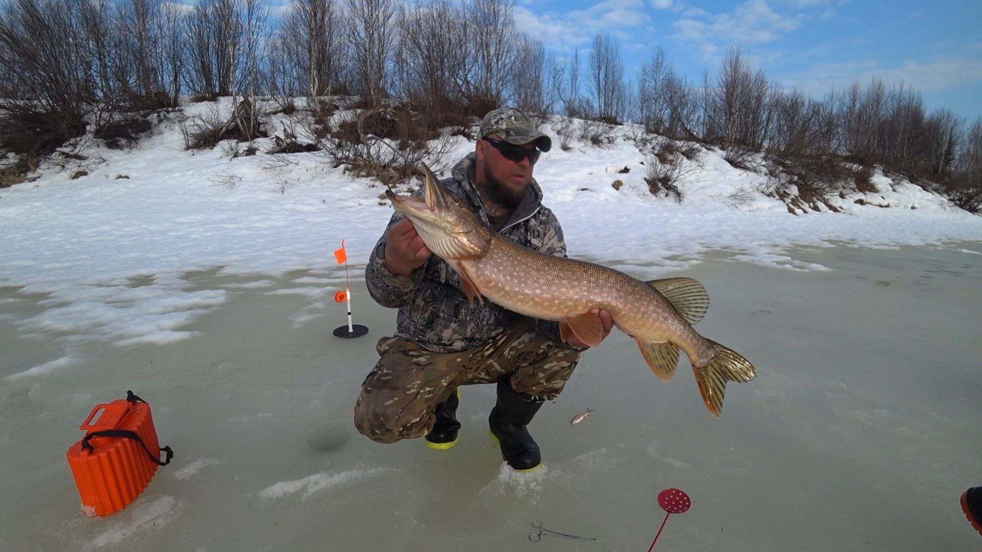 ПОШЛИ МАМКИ! НЕ УСПЕВАЕШЬ ПРОВЕРЯТЬ, ОНИ СРАБАТЫВАЮТ, ЖОР ЩУКИ ВЕСНОЙ \ ДУШЕВНЫЙ ВЕЧЕР В ПАЛАТКЕ Ч.8