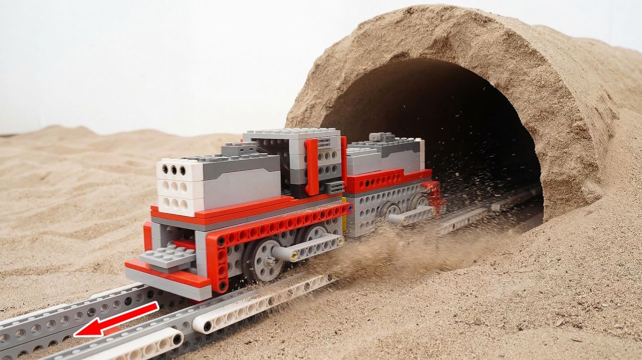 Вождение поезда LEGO по песчаному туннелю