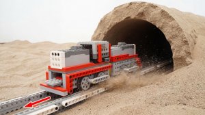 Вождение поезда LEGO по песчаному туннелю