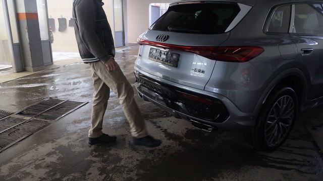 Audi Q5L. Гибрид с автоматической парковкой. смотреть онлайн