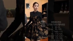 Примерка красивого наряда в свежих цветах С простыми образами