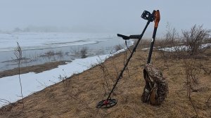 Поиск монет по выбитым местам в деревушке у реки, которой давно нет