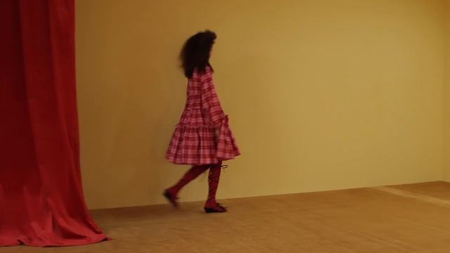 Показ коллекции Molly Goddard осень-зима 2021-2022