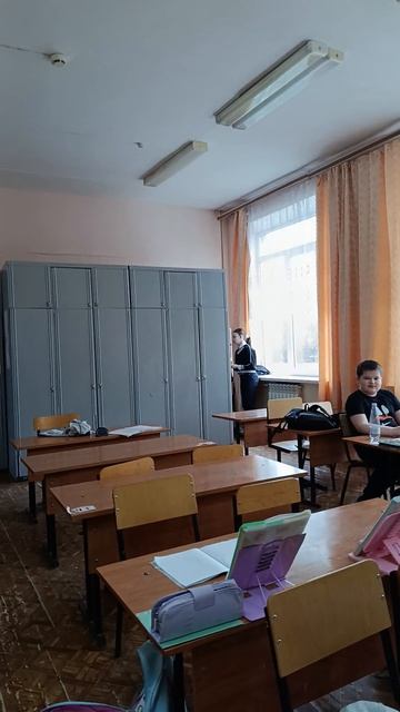 Мой однаклассник залез на шкаф 1 часть 5 часть школа🏫🎒