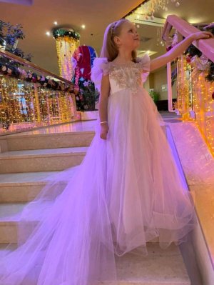 нас уже много