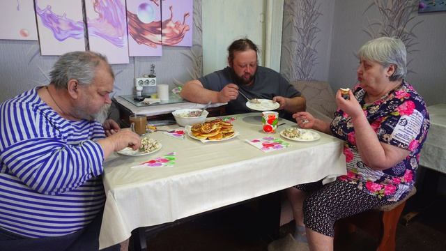 Как вкусно кушаем оладушки с салатом Которые дружно готовили всей семьёй Строю теплицу в саду