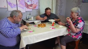 Как вкусно кушаем оладушки с салатом Которые дружно готовили всей семьёй Строю теплицу в саду