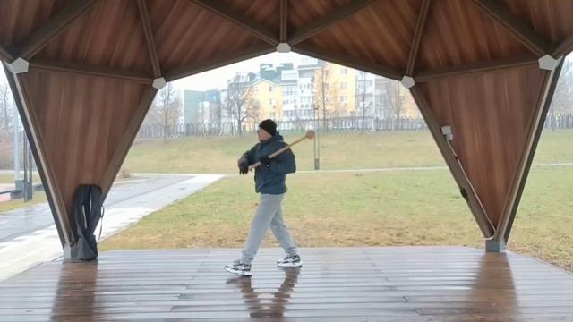 Упражнения с деревянным колокольчиком для фитнеса в Ландшафтном парке Митино