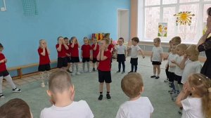 Дошколята научили девочку-грязнулю гигиене и чистоте