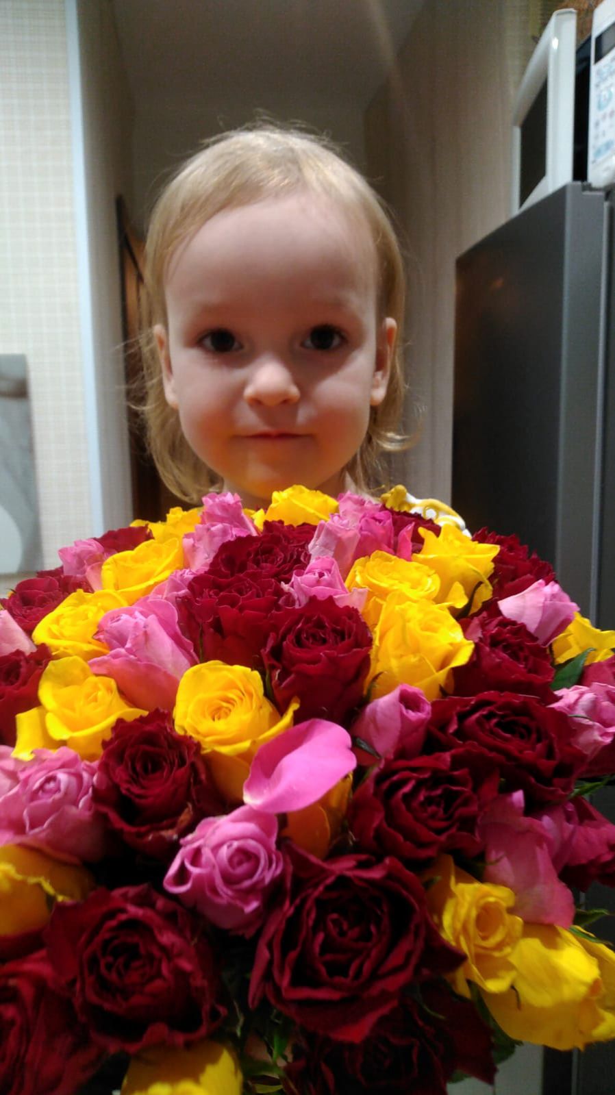 Арина с мамой радуются первому дню Весны. Цветы - наиприятнейший подарок от папы.