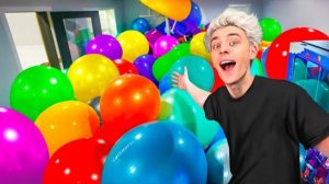 НАПОЛНИЛИ ВЕСЬ ДОМ ГИГАНТСКИМИ ШАРАМИ !