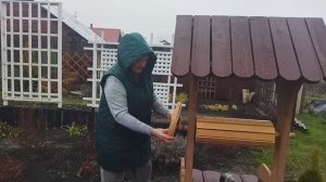 Утро началось с прогулки в 6:00. Грачи вьют гнезда, а мы в огород.