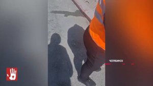 Сильный ветер раздул дорожные ограждения на трассе под Челябинском. Пострадал автомобиль.