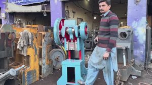 Пакистанские специалисты изготовили пресс. Сварка, токарные работы